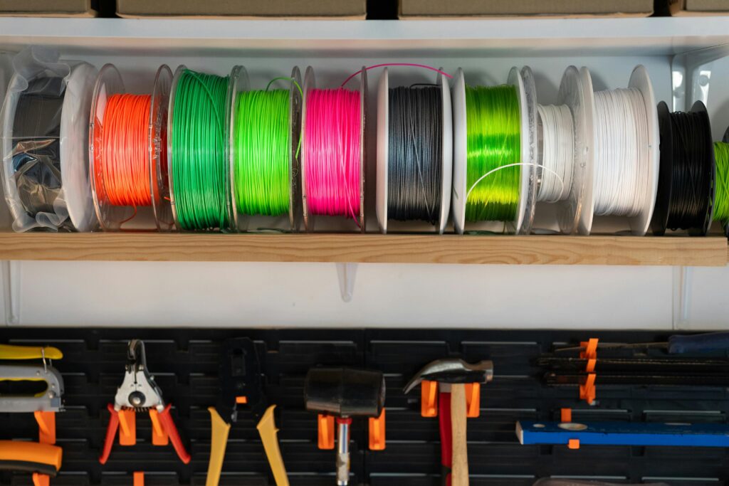 Biorazgradivi PLA filamenti u raznim bojama spremni za 3D printanje dizajnerske rasvjete